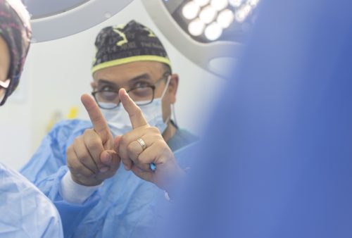 Dr Ihab Hanna pointing in live surgery to clarify a point